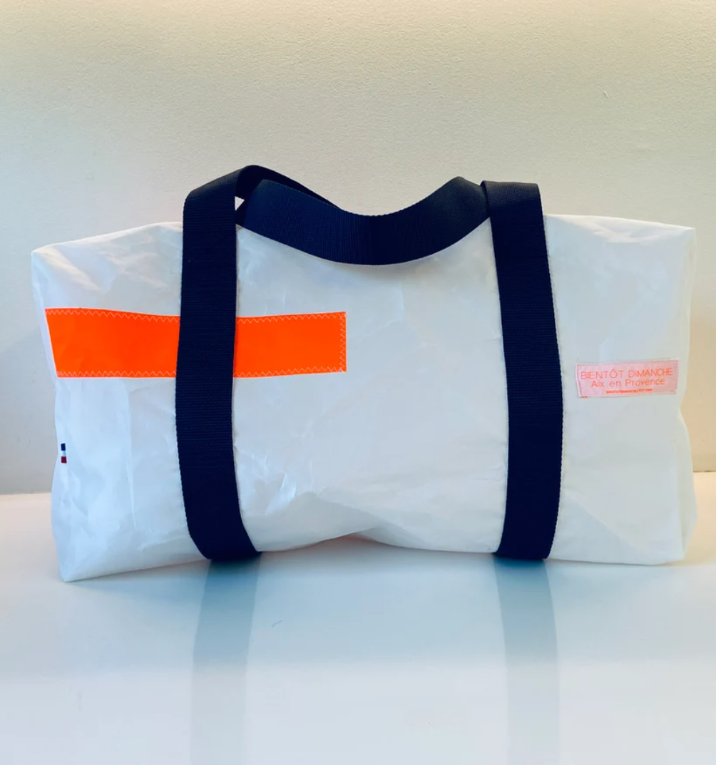 Travel bag made from recycled sails