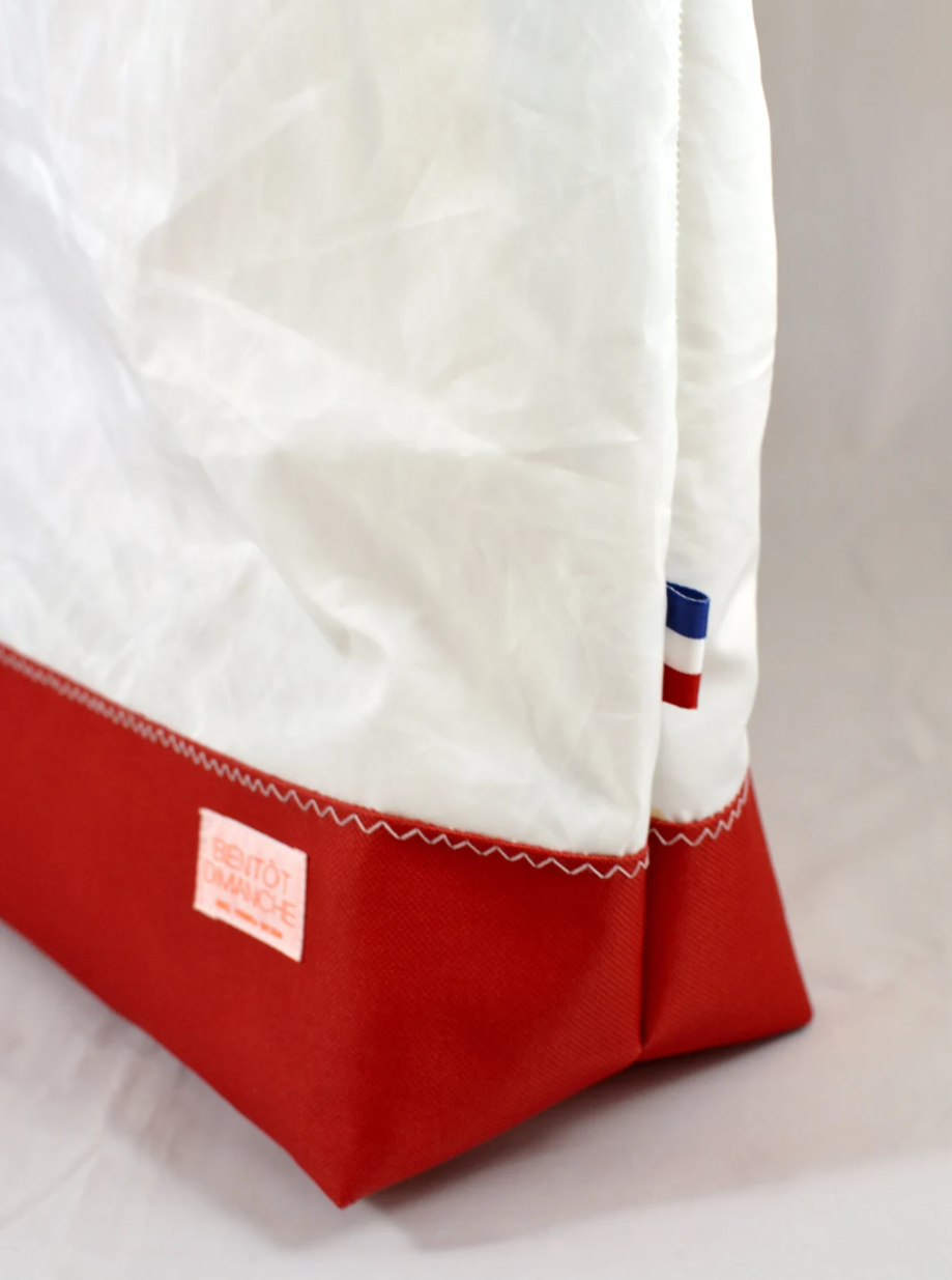 Beach bag made from upsailing sail