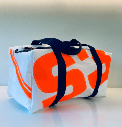 Reisetasche aus recycelten Segeln