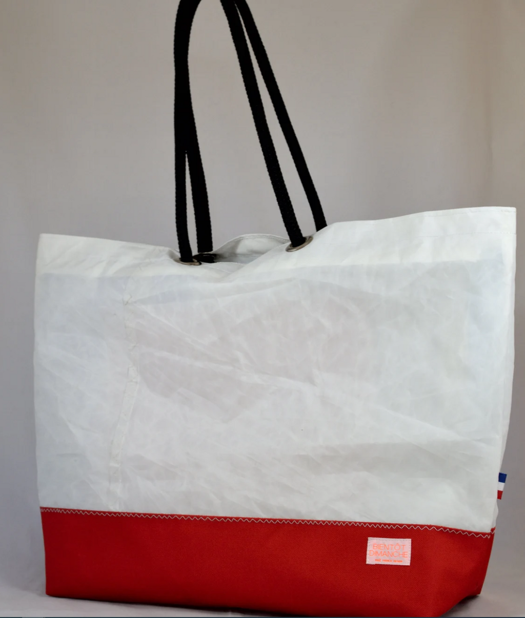 Beach bag made from upsailing sail